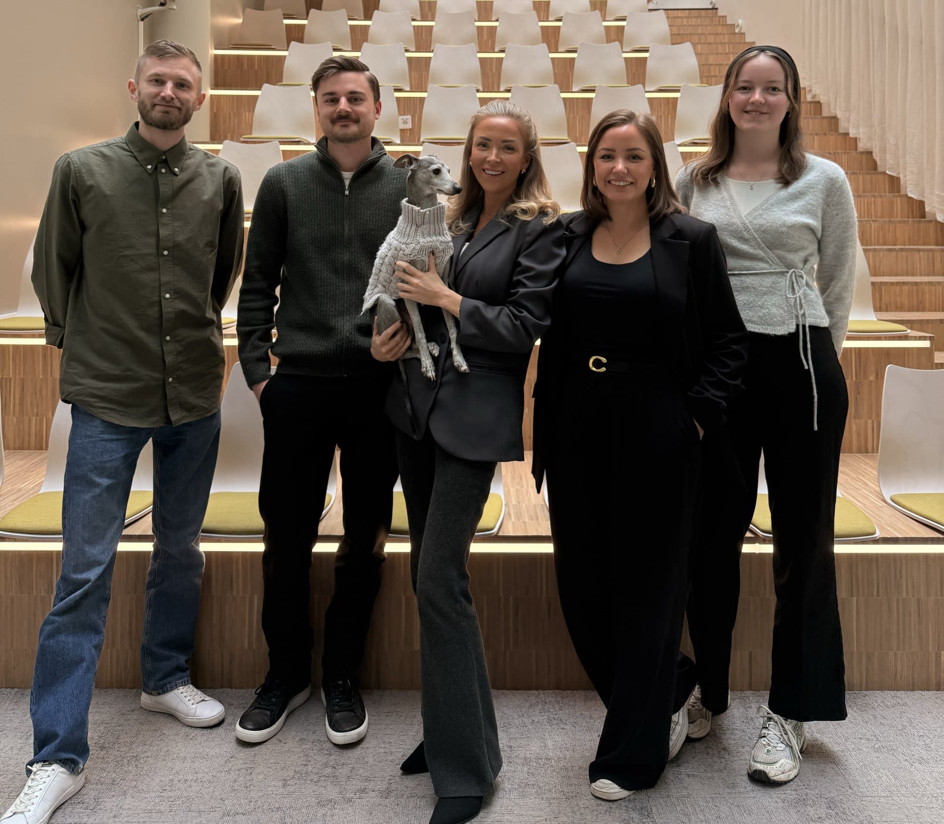 Vårt team står bredvid varandra.